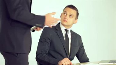 İş planı iş adamları tartıştıktan sonra el sallamak