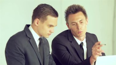 İşadamı inandırıcı onun arkadaşı iş planını açıklıyor.