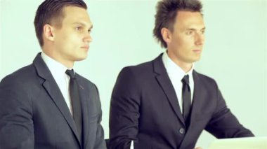 İşadamları dikkatle dinlerken konuşmacı olarak iş Forumu