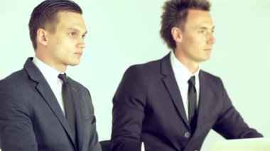 Dikkatle konuşmacı olarak iş forumu sonra dinleme işadamları alkışlıyorum