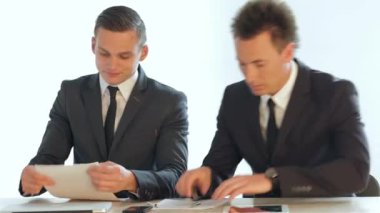 Tartışma ve onun kağıdı aldım onlardan biri işadamları tamamlandı