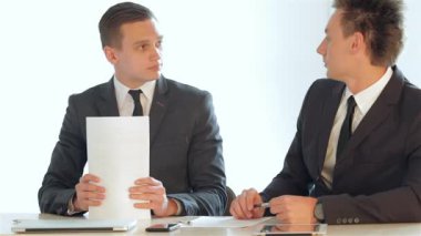 Tartışma ve onun kağıdı aldım onlardan biri işadamları tamamlandı