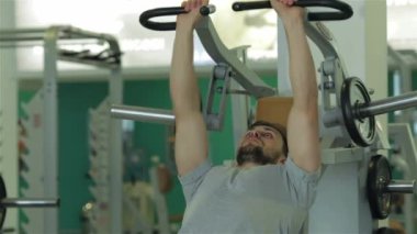 Genç adam göğüs kasları için egzersiz yapmak