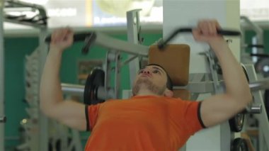 Genç adam göğüs kasları için egzersiz yapmak