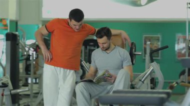 Spor dergisi onun fitness antrenör eğitim eğitim programı olan genç bir adam
