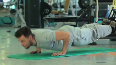 Genç adam kapsamlı kas gruplarını için program yapıyor şınav sıkılmış ve onun bilgisayar programı biter