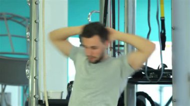 Genç yakışıklı adam sırt kasları ve omuz kuşak germe programını başlatır
