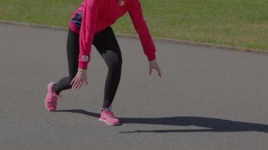 Genç kız Stadı nda bir yarış yapıyor. Başlatmak için çalışan başlatır bir raf haline