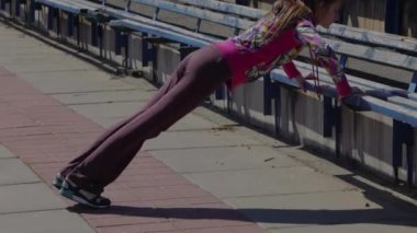 Genç kız Stadı nda jimnastik egzersiz yapmak. Kız stadyuma itilir