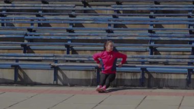 Genç kız triceps ve arka için Stadyumu'nda jimnastik egzersiz yaparak