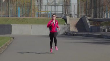 Genç kız Stadı nda bir yarış yapıyor. Kamera üzerinde çalışmaya başlar.