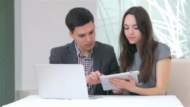 Jonge Aantrekkelijke Business Man Vrouw Bespreken Verzamelen Gegevens Tablet Kijk — Stockvideo