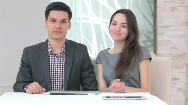 Pasangan Muda Yang Menarik Dengan Laptop Dan Tablet Tersenyum Pada — Stok Video