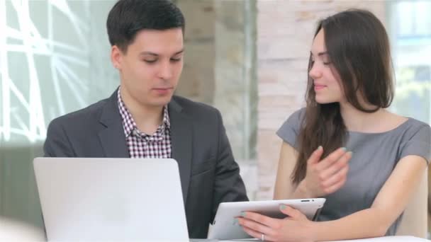 Joven Atractivo Hombre Negocios Mujer Discutiendo Datos Cotejo Tableta Diapositiva — Vídeos de Stock