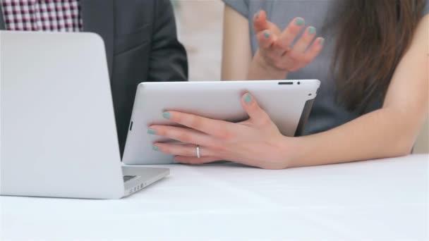 Close Hands Young Atraktif Business Man Woman Discussing Collating Data — Stok Video