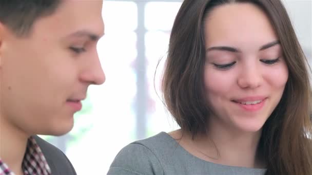 Närbild Ansikte Unga Attraktiva Affärsman Och Kvinna Diskuterar Sammanställa Data — Stockvideo