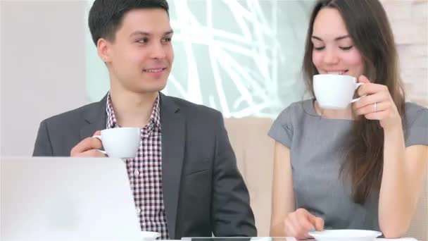 Junge Attraktive Geschäftsleute Trinken Kaffee Und Lächeln Zur Diskussion Und — Stockvideo