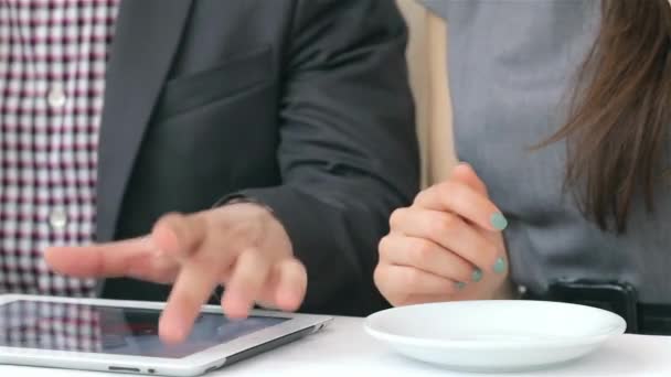 Close Dari Tangan Menunjukkan Pada Tablet Cangkir Kopi Atraktif Pria — Stok Video