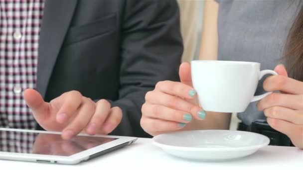 Zbliżenie Rąk Pokazać Tablecie Filiżanek Kawy Atrakcyjny Biznes Mężczyzna Kobieta — Wideo stockowe