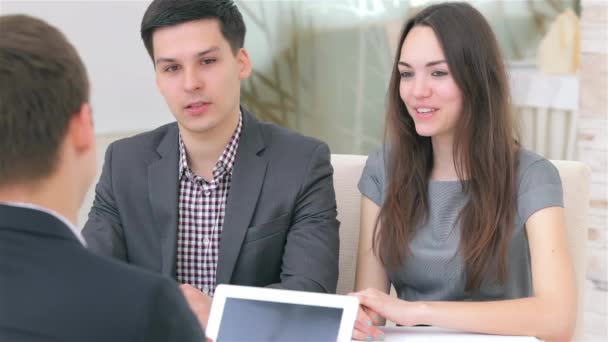 Młoda Atrakcyjna Para Konsultuje Się Temat Swojego Projektu Biznesowego Analityka — Wideo stockowe