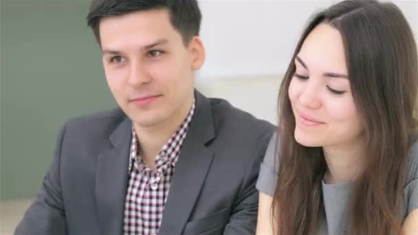 Jeune Couple Attrayant Consulte Sur Leur Projet Entreprise Chez Analyste — Video
