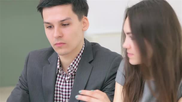 Młoda Atrakcyjna Para Konsultuje Się Temat Swojego Projektu Biznesowego Analityka — Wideo stockowe