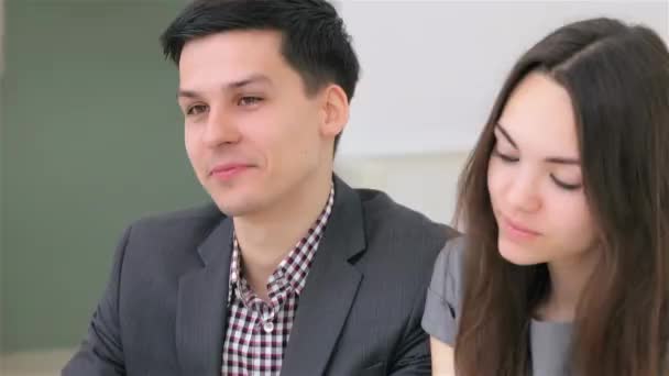 Junges Attraktives Paar Berät Sich Beim Business Analyst Über Sein — Stockvideo