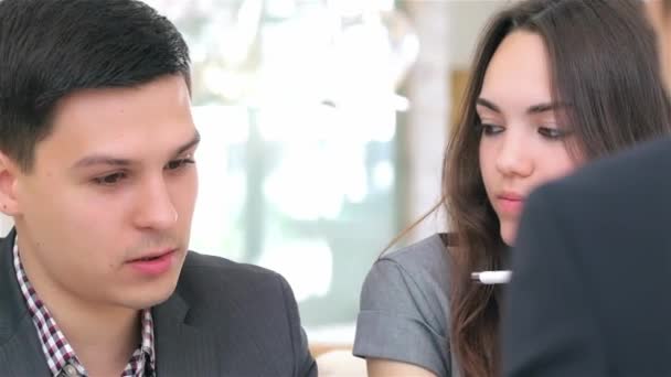 Close Face Jovem Casal Atraente Consulta Sobre Seu Projeto Negócios — Vídeo de Stock