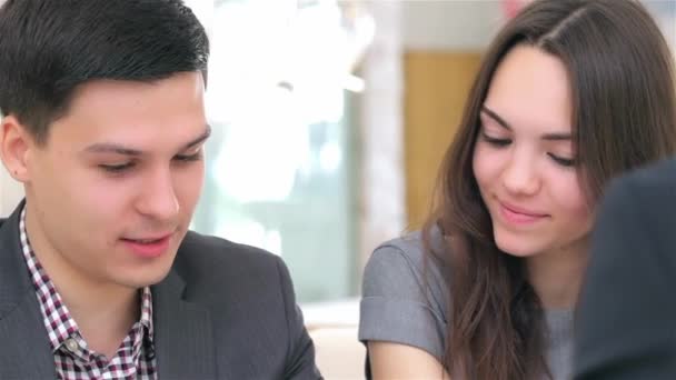 Close Wajah Muda Menarik Pasangan Konsultasi Tentang Proyek Bisnis Mereka — Stok Video
