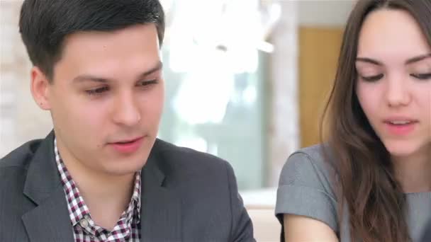 Gros Plan Sur Visage Jeune Couple Séduisant Consulte Sur Leur — Video