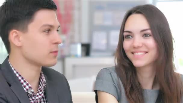 Blízká Tvář Mladí Atraktivní Manželé Konzulují Svůj Obchodní Projekt — Stock video