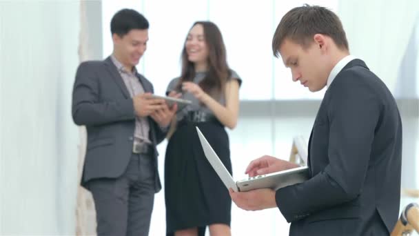 Grupo Jóvenes Empresarios Analizó Discutió Primer Plano Joven Con Cuaderno — Vídeos de Stock