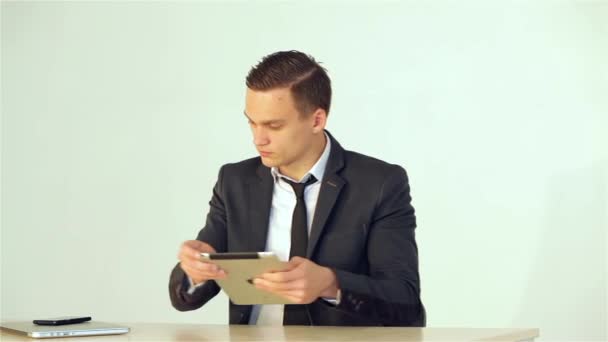 Mladý Podnikatel Vezme Tablet Objedná Schůzku — Stock video