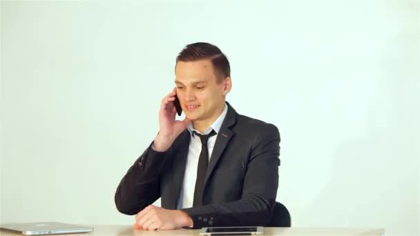 Молодой Бизнесмен Держит Ручку Руке Разговаривает Телефону — стоковое видео