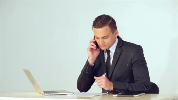 Ung Affärsman Hålla Penna Handen Talar Telefon — Stockvideo