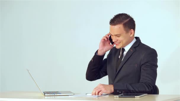 Χαμογελαστός Νεαρός Επιχειρηματίας Κάνει Μια Τηλεφωνική Κλήση Και Στη Συνέχεια — Αρχείο Βίντεο