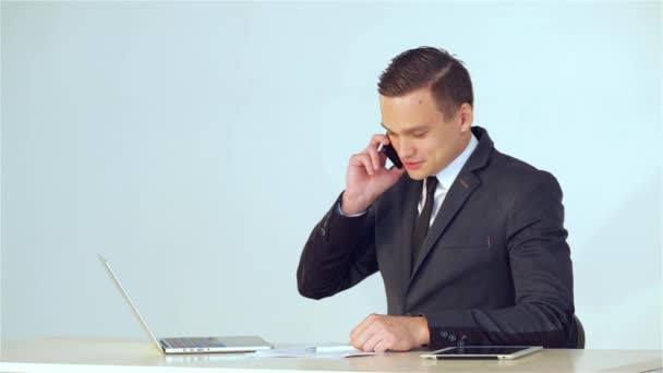 Усміхнений Молодий Бізнесмен Робить Телефонний Дзвінок — стокове відео