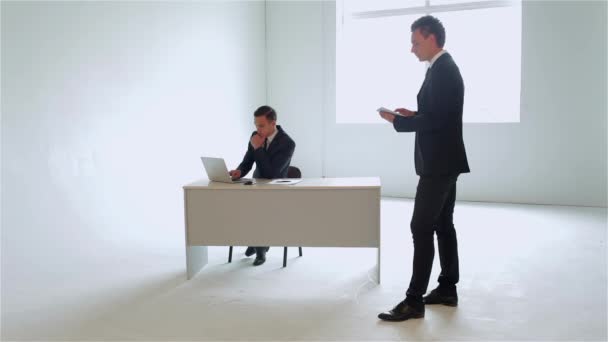 Der Eine Geschäftsmann Steht Seitlich Und Hält Ein Tablet Der — Stockvideo