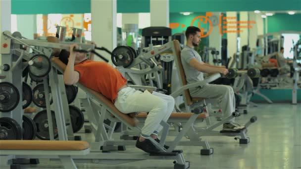 Twee Mannen Doen Oefening Voor Spieren Van Borst — Stockvideo