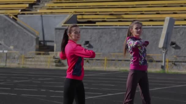Meninas Passam Exercícios Treinamento Antes Corrida Estádio Sidestep — Vídeo de Stock