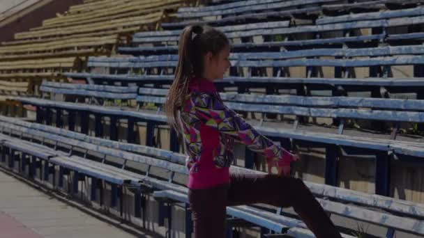 Jeune Fille Faisant Exercice Gymnastique Stade Étirer Pour Les Jambes — Video