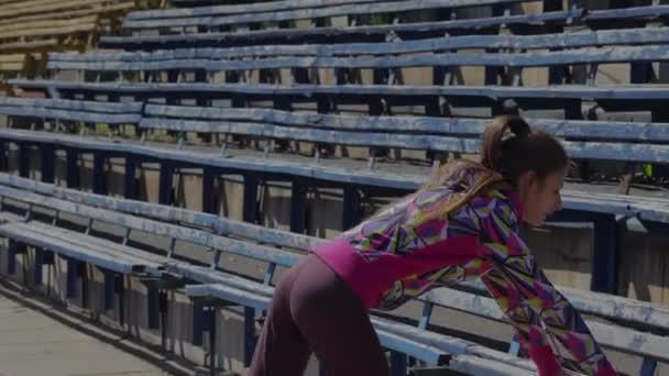 Mladá Dívka Dělá Gymnastické Cvičení Stadionu Strečink Pro Nohy Chodidla — Stock video