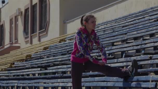 Mladá Dívka Dělá Gymnastické Cvičení Stadionu Strečink Pro Nohy Chodidla — Stock video
