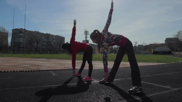 Unga Flickor Spenderar Övningar Innan Loppet Övning För Uppvärmningen Musklerna — Stockvideo