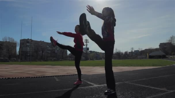 Jonge Meisjes Besteden Oefeningen Voor Race Been Spier Oefening Opwarmen — Stockvideo