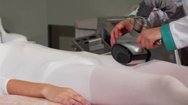 Işıl ışıl genç bir kadın şık bir kozmetoloji kliniğinde LPG masajı alırken sevinçle gülümsüyor. Profesyonel güzellik uzmanı LPG cihazını ustalıkla çalıştırıyor, kadınları rahatlatıyor ve...