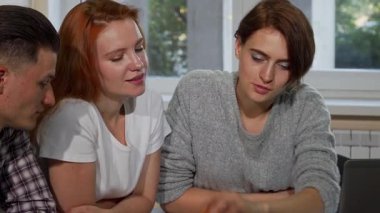 Coşkulu bir grup genç öğrenci, sınıf arkadaşlarına tutkulu bir şekilde kavramları açıklayan çekici bir kız öğrenciyle işbirliği içinde. Sahne, takım çalışmasının özünü yakalar.