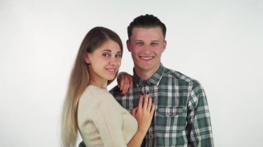 Neşeli bir çift sıcak bir kucaklaşmayı paylaşır, yüzleri mutlulukla aydınlanır, rüyalarında uzaklara bakarlar. Uzun saçlı kadın, erkeğine nazikçe sarılıyor. Hem sevgi hem de pozitiflik saçıyor.