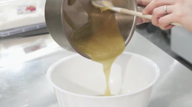 Yetenekli bir pasta şefi pırıl pırıl bir tavadan el değmemiş beyaz bir kaseye kadife krema dökerek mutfak sanatının özünü yakalar. Bu yakın çekim hassasiyeti vurguluyor ve...