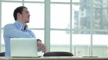 Gösterişli, modern bir ofiste, resmi giyinmiş iki kendine güvenen işadamı, başarılı bir ortaklığı simgeleyen sıkı bir tokalaşma içinde. İfadeleri pozitiflik yayıyor ve...